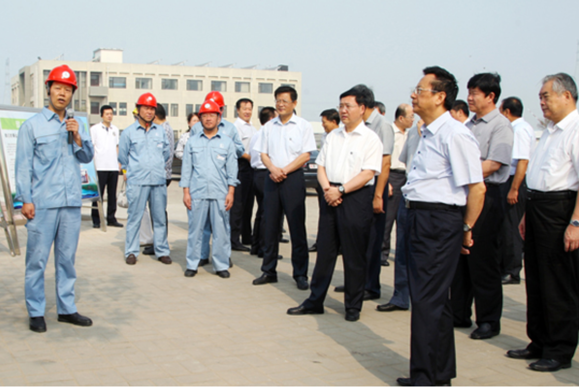 2014年8月11日，全國人大常委會副委員長、民建中央主席陳昌智，全國人大常委會委員、環(huán)資委副主任委員蔣巨峰，到電廠華新環(huán)保公司就油泥砂處置項目進行專題調(diào)研。.png